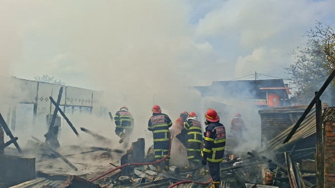 Lima Bedeng Milik Junaidi Terbakar, Satu Warga Dilarikan ke Rumah Sakit